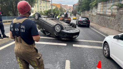 Refüje çarpan araç aykırı döndü