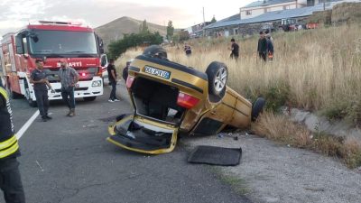 Refüje çarpıp takla attı: Bir meyyit, bir yaralı