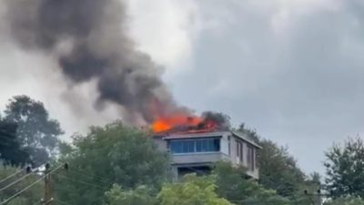 Rize’de konutun çatısı alev alev yandı