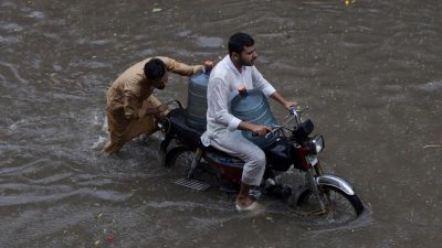 Pakistan'da şiddetli yağışlar heyelanları tetikledi.