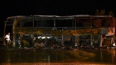 Seyir halinde yandı, 36 yolcu kurtarıldı