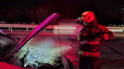 Seyir halindeki araba alev aldı