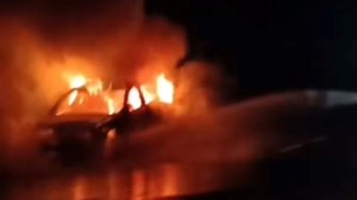 Seyir halindeki araba alev topuna döndü