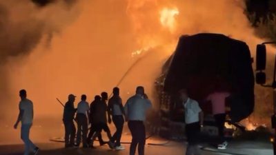 Seyir halindeki TIR alev alev yandı