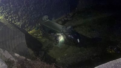 Sinop’ta araba dereye devrildi: Üç yaralı