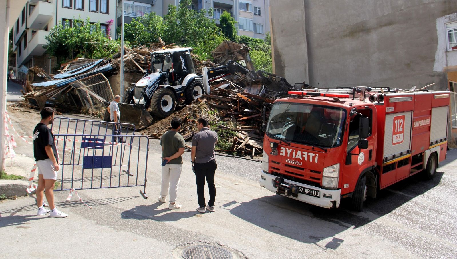 Sinop’ta tarihi metruk bina çöktü