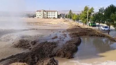 Su borusu patladı, tonlarca su etrafa aktı