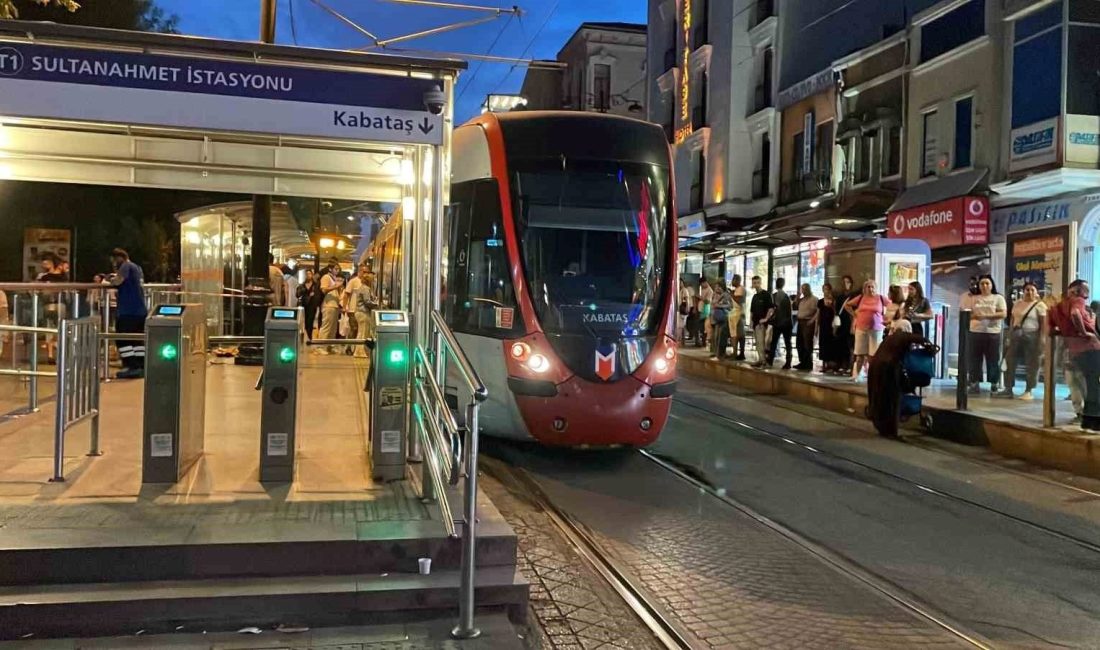 Sultanahmet Tramvay Durağı'nda bir