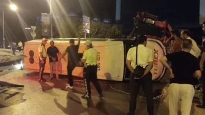 Sultanbeyli’de araba ile minibüs çarpıştı: 10 yaralı