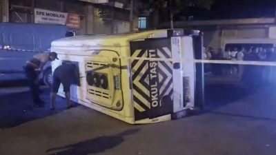 Sultanbeyli’de servis minibüsü kazası: 10 kişi yaralandı