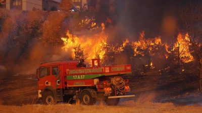 Tahliye çalışmasına katılan grup alevlerin ortasından kurtarıldı: 5 dakika daha geç kalınsaydı, mevt haberimizi alırlardı