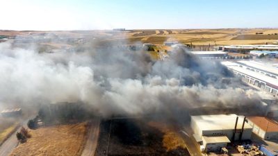 Tekirdağ’da tarım yerinde başlayan yangın tül fabrikasına sıçradı