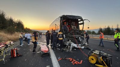 TEM’de yolcu otobüsü ile kamyon çarpıştı: 1 meyyit, 10 yaralı