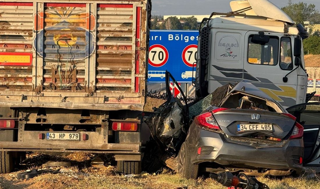 Bilecik'te tır ile otomobil çarpıştı.