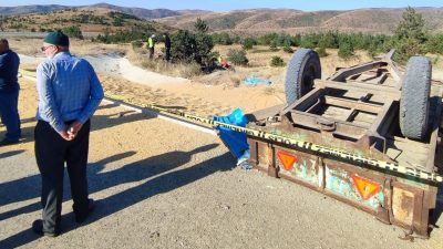 Traktörün altında kalan ağabey-kardeş can verdi