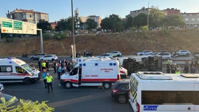 Ümraniye TEM’de servis aracı devrildi: Yaralılar var