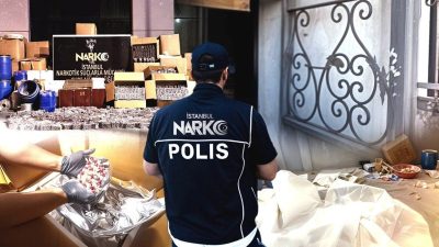 Uyuşturucu tacirlerine baskın: Milyonlarca hap yakalandı