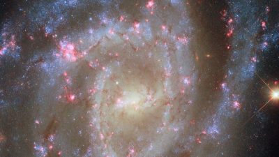 Uzayda çiçek açan galaksi: Hubble’dan nefes kesen görüntü!