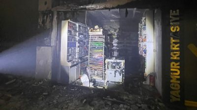 Van’da iş yerinde yangın paniği:4 dükkan yandı