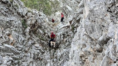 Yamaç paraşütçüleri kayalıklara düştü