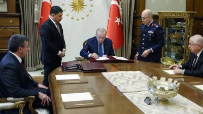 YAŞ kararları açıklandı: Genelkurmay Başkanlığı’na Orgeneral Selçuk Bayraktaroğlu atandı