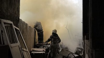 Yıkımına başlanan apartmanda yangın çıktı