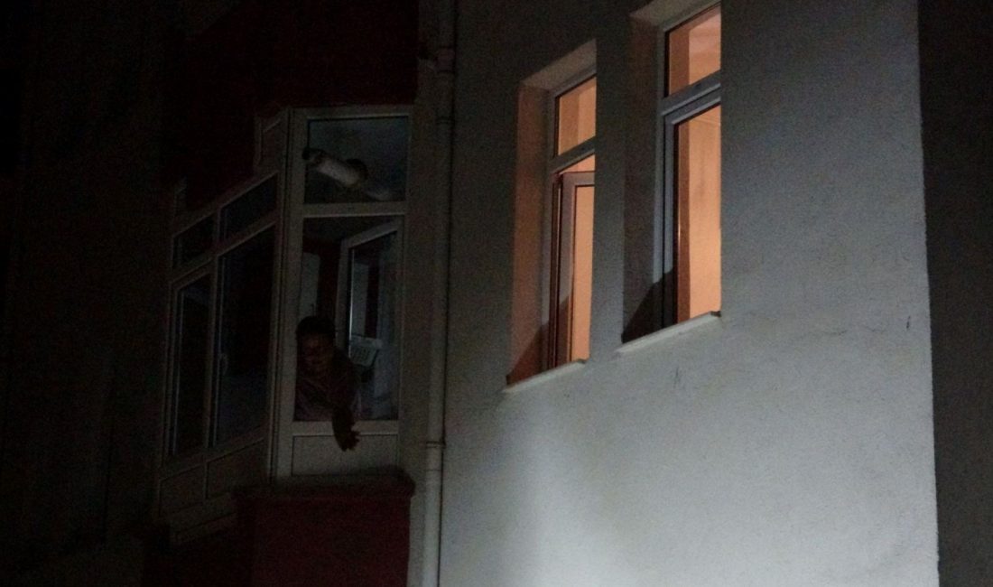 Malatya'da odasında sigara içen