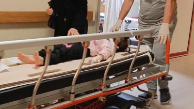 2 yaşındaki çocuk balkondan düşerek yaralandı