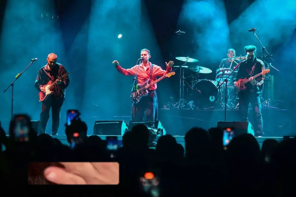Adamlar Müzik Serüvenine Geçici Durak Belirliyor: Özellikle Fanlara Şaşırtan Açıklama