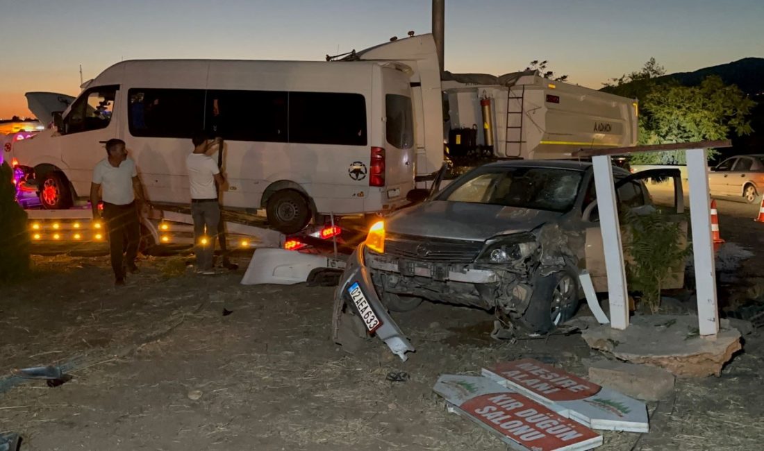 Adıyaman'da minibüs ile arabanın çarpışması