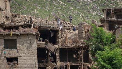 Afganistan’da ikili sarsıntı: Komandolar havadan indirildi