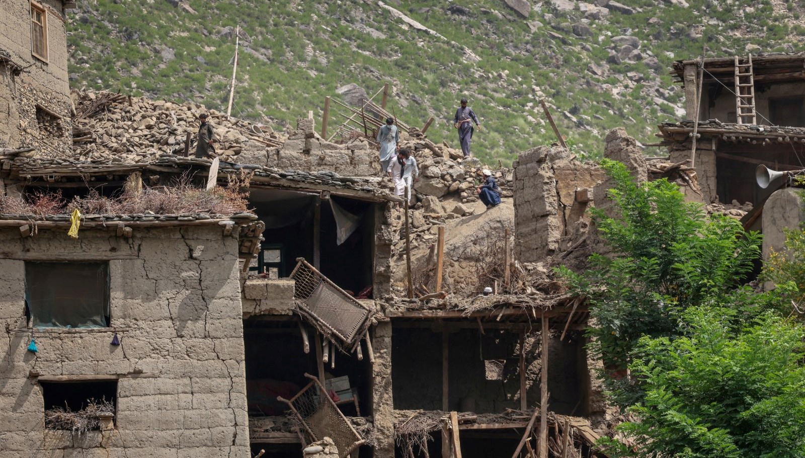 Afganistan’da ikili sarsıntı: Komandolar havadan indirildi