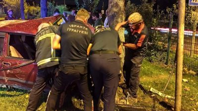 Ağaca çarpanotomobilin şoförü ömrünü yitirdi