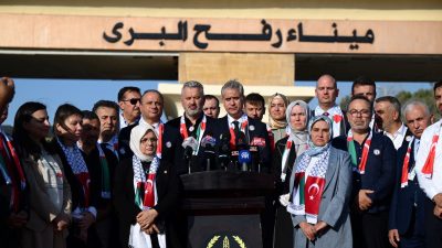 AK Parti heyeti Refah Hudut Kapısı’na gitti