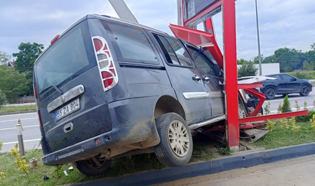 Samsun'da hafif ticari aracın