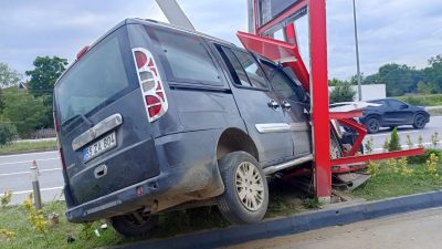 Akaryakıt istasyonu tabelasına çarpan araçtaki 3 kişi yaralandı