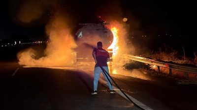 Akaryakıt yüklü tanker alev aldı