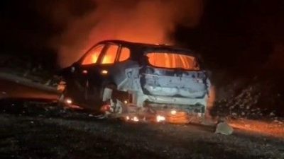 Alev alan araba kullanılamaz hale geldi