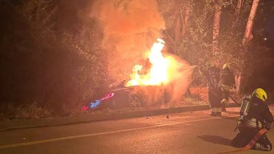 Alev alan araba kullanılamaz hale geldi