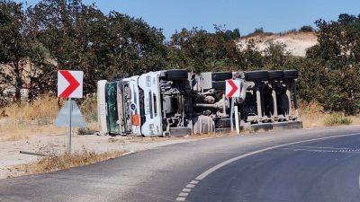 Amonyum nitrat yüklü tanker devrildi