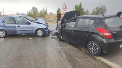 Ankara’da iki araba baş başa çarpıştı: Yaralılar var