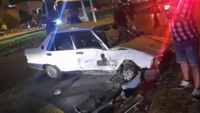 Araba kamyonetlere çarptı: 3 yaralı