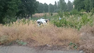 Araba mısır ekili toprağa devrildi: 2 yaralı