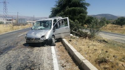 Araba refüje çarpıp takla attı