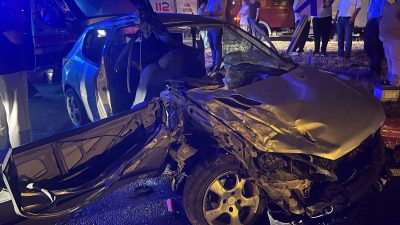 Araba ve civciv yüklü TIR çarpıştı