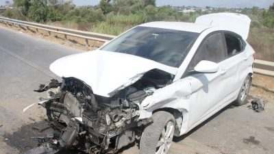 Araba yol kenarında bariyerlere çarptı: 2 yaralı