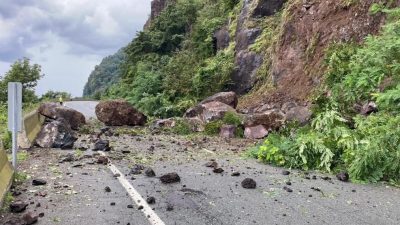 Artvin’de heyelan: Karadeniz Kıyı Yolu ulaşıma kapandı