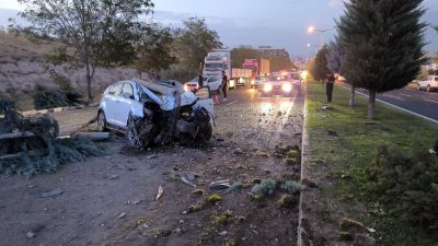 Aydınlatma direği arabanın üzerine düştü: 2 yaralı