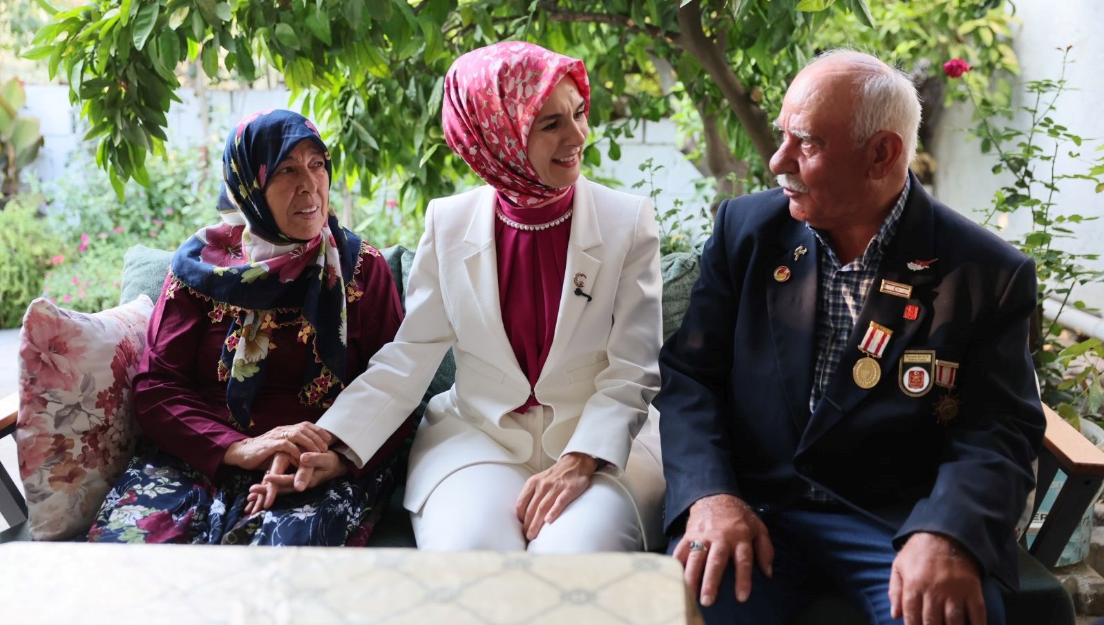 Bakan Göktaş’tan 48 yıllık evli ikili ziyaret