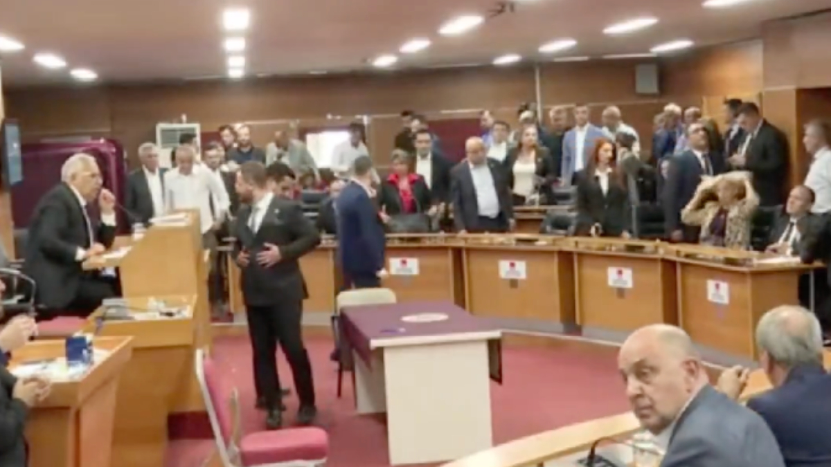 Bayrampaşa Belediyesi başkanvekili seçiminde gerginlik